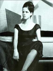 ARCHIVIO - Vogue Italia (March 2000) - The Magnetic Black - 016.jpg