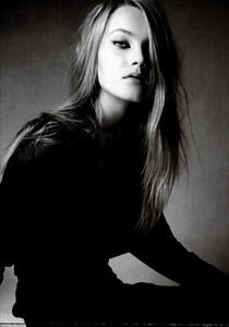 Demarchelier_Vogue_Italia_February_2005_02.thumb.png.7567ff0a62e46134083101ff17a317ef.png