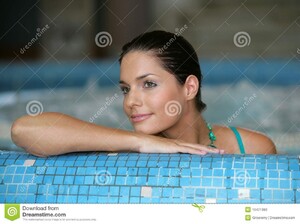 beaux-jeunes-de-femme-de-jacuzzi-10471393.jpg