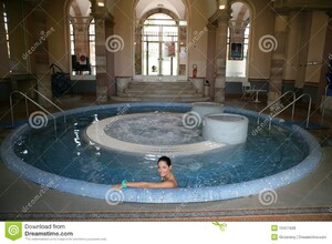 beaux-jeunes-de-femme-de-jacuzzi-10471528.jpg