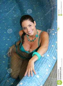 beaux-jeunes-de-femme-de-jacuzzi-10471557.jpg