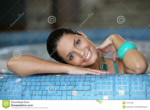 beaux-jeunes-de-femme-de-jacuzzi-10471697.jpg