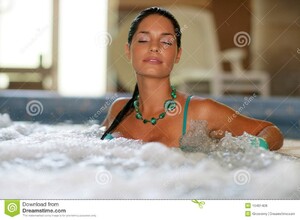 beaux-jeunes-de-femme-de-jacuzzi-10481426.jpg