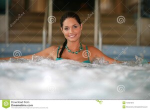 beaux-jeunes-de-femme-de-jacuzzi-10481473.jpg
