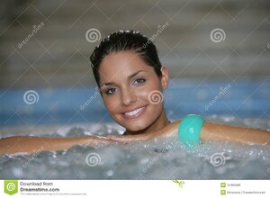beaux-jeunes-de-femme-de-jacuzzi-10483026.jpg