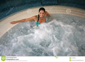 beaux-jeunes-de-femme-de-jacuzzi-10489327.jpg