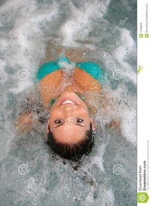 beaux-jeunes-de-femme-de-jacuzzi-10489543.jpg
