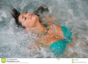 beaux-jeunes-de-femme-de-jacuzzi-10489645.jpg