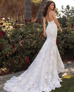 pronovias_94243007_239750737319054_3906041841871171018_n.jpg