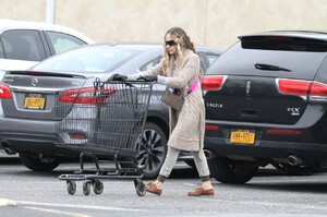 sarah-jessica-parker-stocking-up-on-groceries-in-ny-03-30-2020-0.jpg