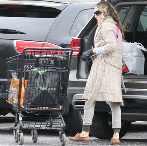 sarah-jessica-parker-stocking-up-on-groceries-in-ny-03-30-2020-11.jpg