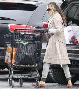 sarah-jessica-parker-stocking-up-on-groceries-in-ny-03-30-2020-14.jpg