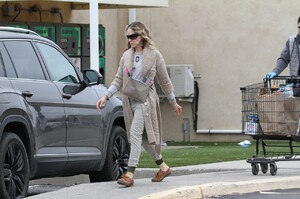 sarah-jessica-parker-stocking-up-on-groceries-in-ny-03-30-2020-3.jpg