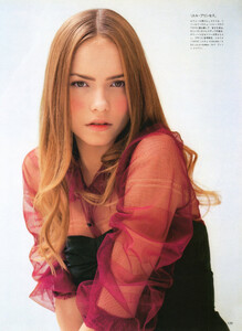 vogue-jp-oct-2004-1-a-silent-romance-002.jpg