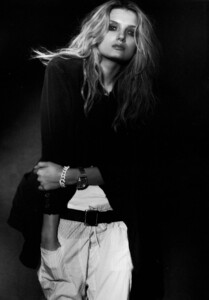 Harper's Bazaar US (April 2009) - Street Chic - 004.jpg