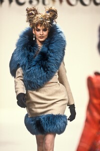 1091879421_VivienneWestwood1994WomenRTW15.thumb.jpg.740d3f025a4686ae059012259d5566bf.jpg