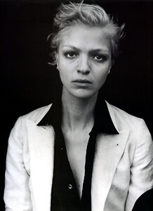 NumeroFrança_n72_Abril2006_phPeterLindbergh_MariacarlaBoscono_06.jpg