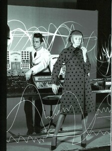 ARCHIVIO - Vogue Italia (December 1997) - Data Lab - 015.jpg