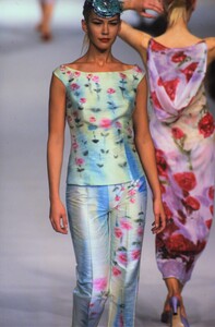 1211088252_blumarine-spring-1997(6).thumb.jpg.9c9c0edd0826bf25f555886ceab36379.jpg