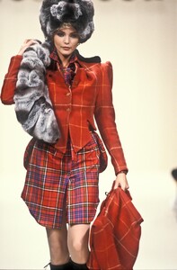 1431881868_VivienneWestwood1994WomenRTW28.thumb.jpg.04ba8b6b4c122958d702dbddfafe6819.jpg