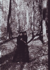 Vogue Italia (November 1999) - Country Report - 002.jpg