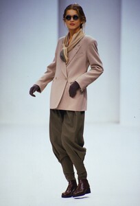 1506506618_emporio-armani-fw-1993(3).thumb.jpg.bf8dfde880d078e2a818aea697a52648.jpg