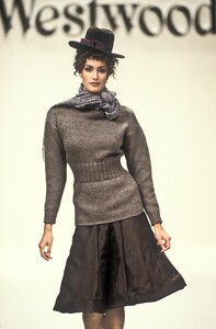 1598477024_VivienneWestwood1994WomenRTW36.thumb.jpg.192af5bc945d568326e239ec7822ab57.jpg