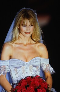 1729931424_claudia-schiffer(13).thumb.jpg.8c1fb02c133a68f2274594db85c67a4c.jpg