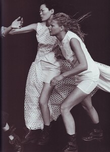 Vogue Italia (May 1999) - A Windy Summer Day - 008.jpg
