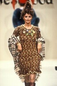 1800832095_VivienneWestwood1994WomenRTW91.thumb.jpg.2f0dadb50ebab8cb51be1a15e774ab9f.jpg