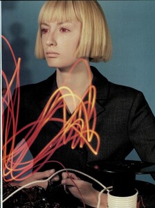 ARCHIVIO - Vogue Italia (December 1997) - Data Lab - 018.jpg