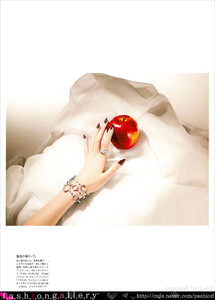 Vogue Japan (January 2007) - The Fairest Of All - 004.jpg