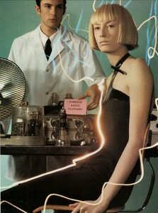 ARCHIVIO - Vogue Italia (December 1997) - Data Lab - 003.jpg