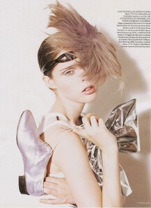 CuriouserAndCuriouser_ TimWalker_VogueUk_feb07_07.jpg