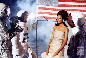 Harper's Bazaar US (December 2006) - The Future Of Fashion - 004.jpg