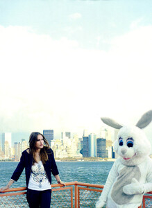 Harper's Bazaar US (March 2009) - Street Chic - 008.jpg