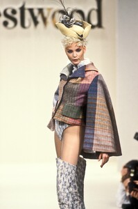 2010956224_VivienneWestwood1994WomenRTW62.thumb.jpg.17ff2c2730badf84ce170988abf4436a.jpg