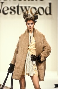 2037045826_VivienneWestwood1994WomenRTW57.thumb.jpg.93d3b2c745345667a2c2c0accd5c0972.jpg