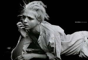 NumeroFrança_n72_Abril2006_phPeterLindbergh_MariacarlaBoscono_01.jpg