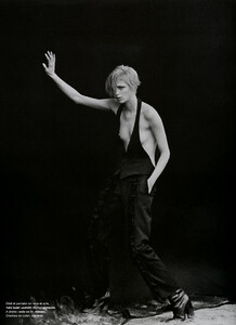 NumeroFrança_n72_Abril2006_phPeterLindbergh_MariacarlaBoscono_05.jpg