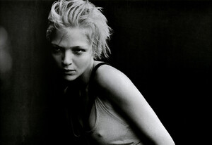NumeroFrança_n72_Abril2006_phPeterLindbergh_MariacarlaBoscono_04.jpg