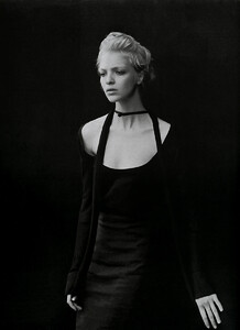 NumeroFrança_n72_Abril2006_phPeterLindbergh_MariacarlaBoscono_07.jpg