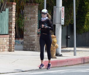       lar280420BZNimage7 .jpg