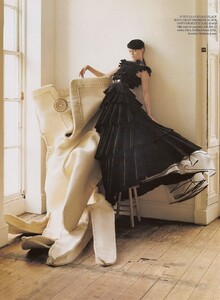 CuriouserAndCuriouser_ TimWalker_VogueUk_feb07_03.jpg