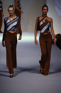 839262472_blumarine-spring-1997(2).thumb.jpg.4eba2b966c0cfac612ebd26dd16a7242.jpg