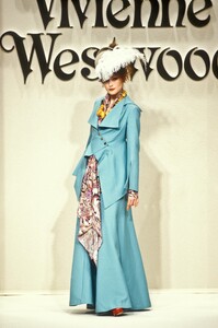 909515616_VivienneWestwood1994WomenRTW42.thumb.jpg.83aa5f2c88fb099a9dfa1d4f4a3d4a9f.jpg