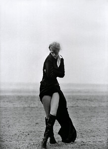 NumeroFrança_n72_Abril2006_phPeterLindbergh_MariacarlaBoscono_08.jpg