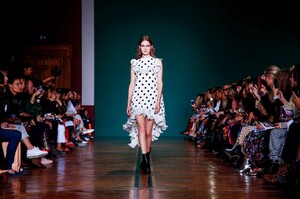 Andrew-GN-RTW-SS19-Paris-0273-1538152217.thumb.jpg.5f89ea029933cac2b492f25c3e892e87.jpg