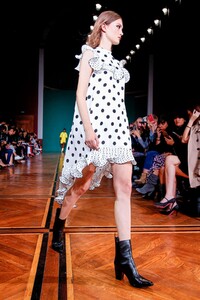 Andrew-GN-RTW-SS19-Paris-0277-1538152222.thumb.jpg.620e1a3637149a898280fe700f6a71b5.jpg