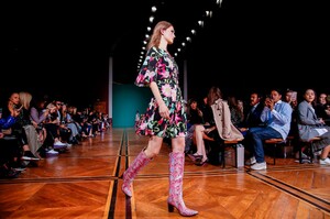 Andrew-GN-RTW-SS19-Paris-0368-1538152483.thumb.jpg.7d1ea574b82b3f6c49143e14301356f6.jpg